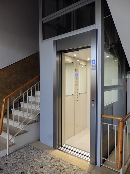 vano-ascensore-con-porta